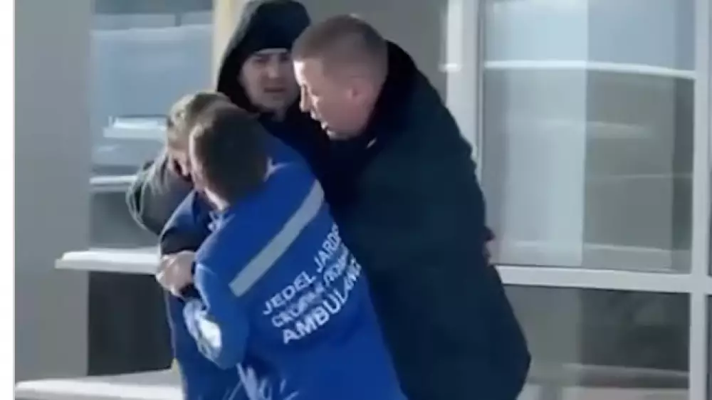 На водителя скорой помощи напал мужчина в Щучинске: видео появилось в сети