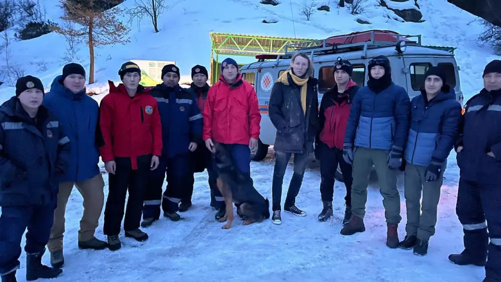 Обутого в кеды обмороженного российского туриста сняли с горы в Алматы