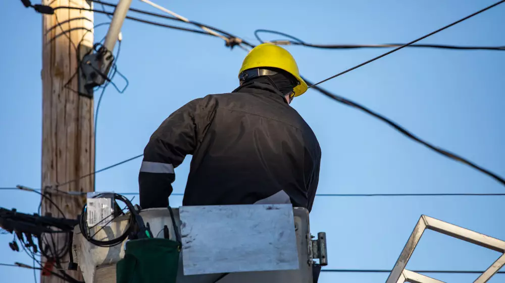 Электрик погиб от удара током на столбе в Алматы