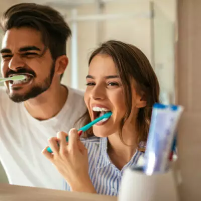 Нужно ли чистить зубы перед завтраком: советы стоматолога