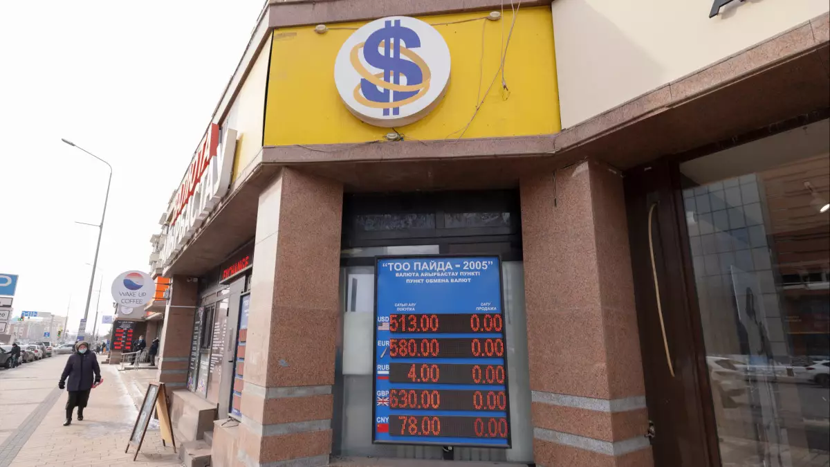 Почти в 70 раз сократились продажи рубля в Казахстане