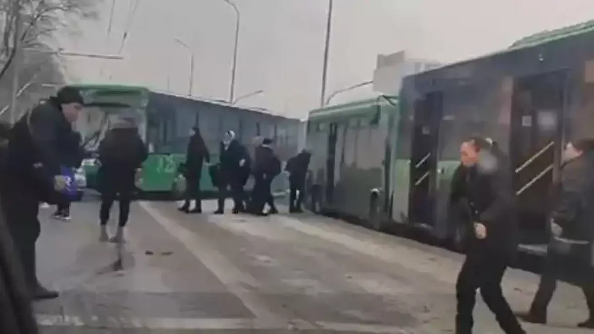 Массовое ДТП произошло в Алматы: столкнулись три автобуса и легковушка