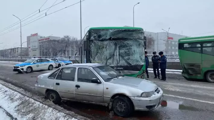В Алматы в ДТП с участием трех автобусов пострадали 17 человек