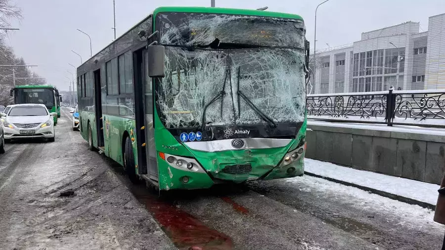 Алматыда автобустардың соқтығысуынан 17 адам зардап шекті