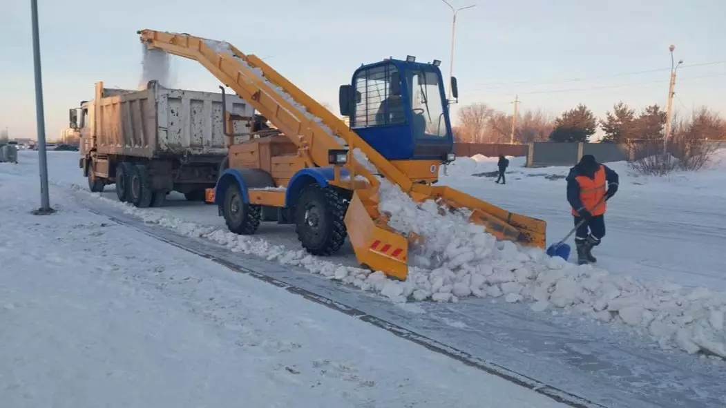 Астанада 2,4 мыңнан аса жұмысшы қар тазалады