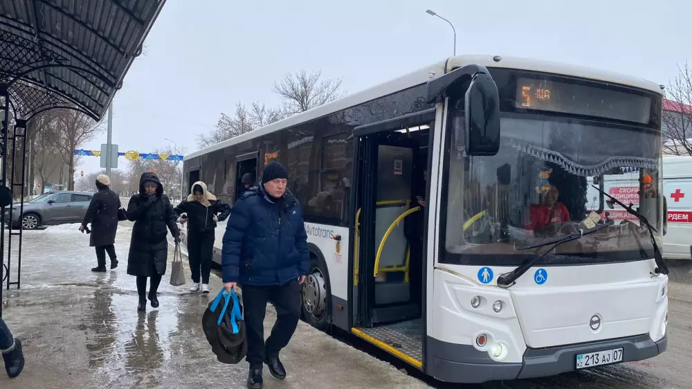 Уральск превратился в сплошной каток: автобусы вышли на линию