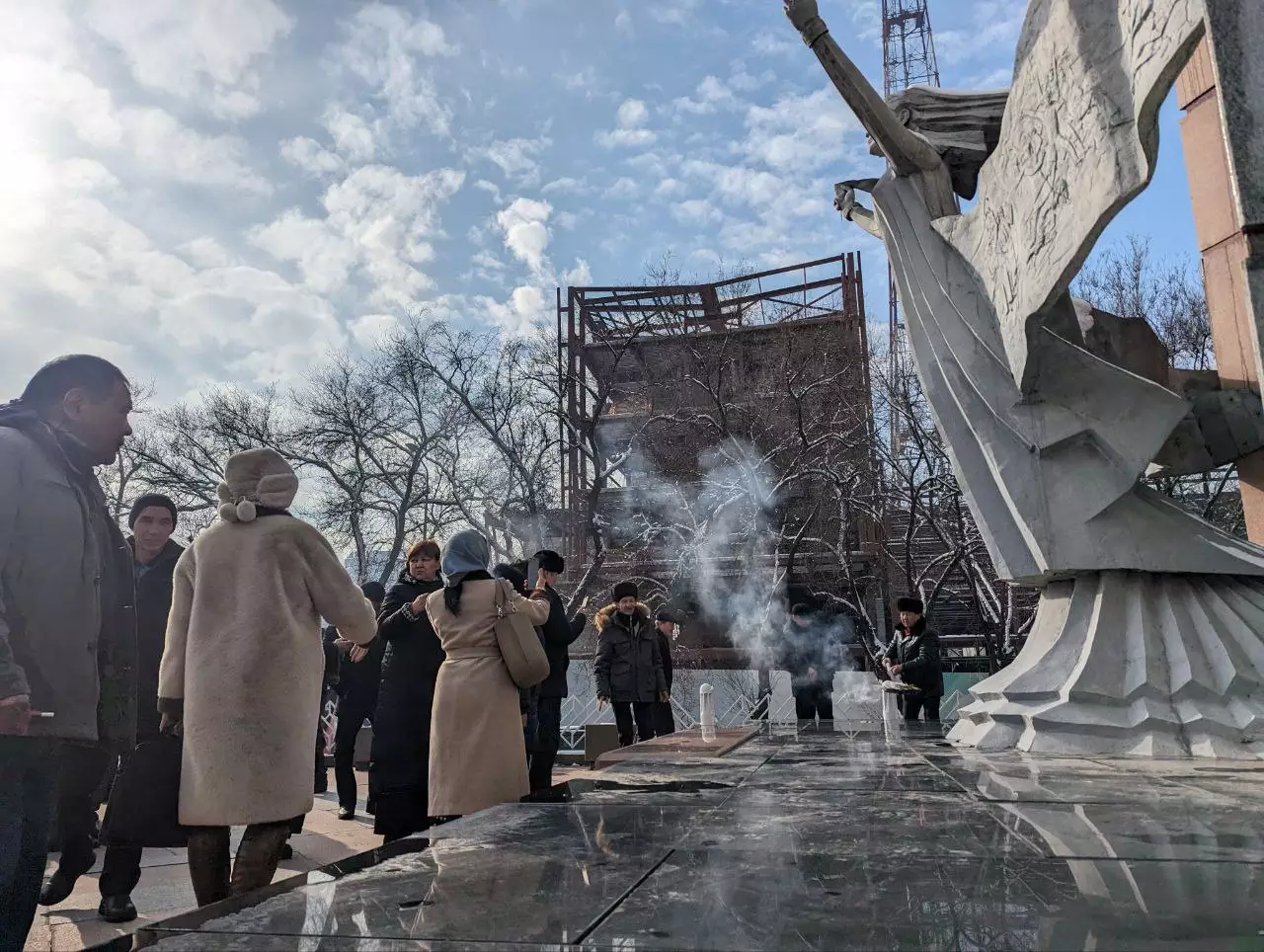 Группа участников Желтоксана провела «ритуал изгнания ЛГБТ» возле памятника «Тәуелсіздік таңы»
