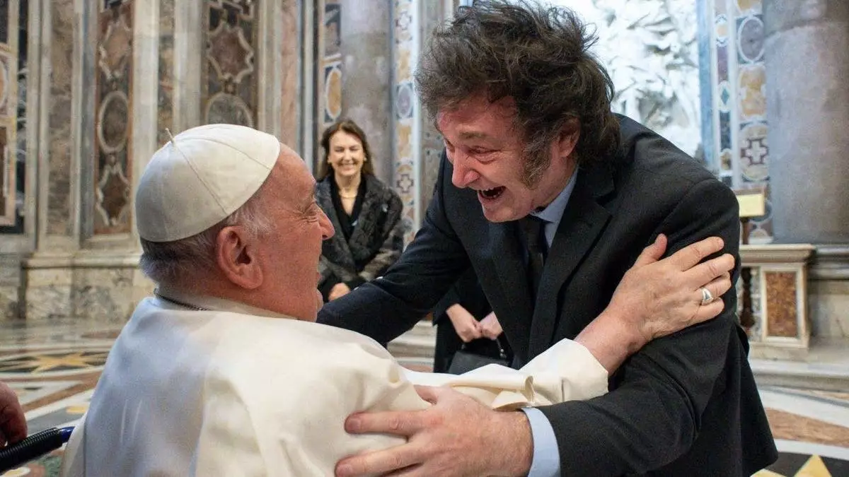 Милей и Папа Франциск обнимаются в Риме, несмотря на прошлые оскорбления: «Пусть силы небесные сопровождают нас»