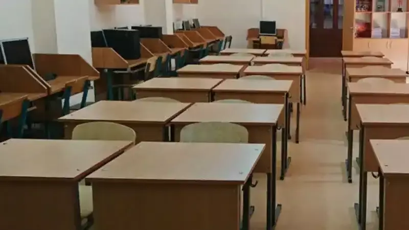 Школьники из нескольких областей Казахстана переведены на дистанционку