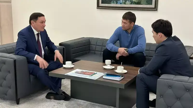 Министр спорта встретился со знаменитым казахстанским файтером UFC