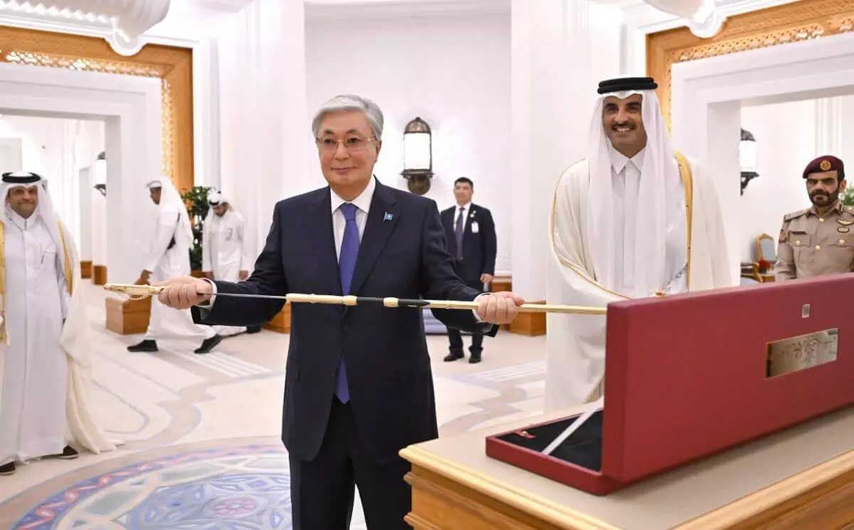 Токаеву подарили меч основателя Катара (ФОТО)