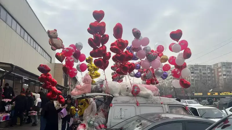 333 розы в букете: ажиотаж на цветочном рынке Алматы ко Дню влюбленных