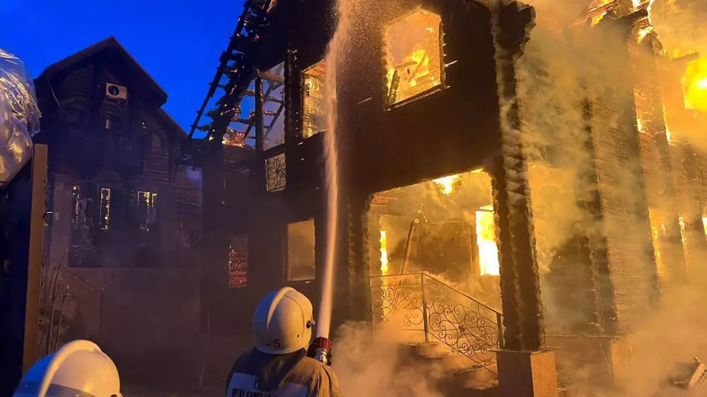 Крупный пожар в Алматы: горит банный комплекс