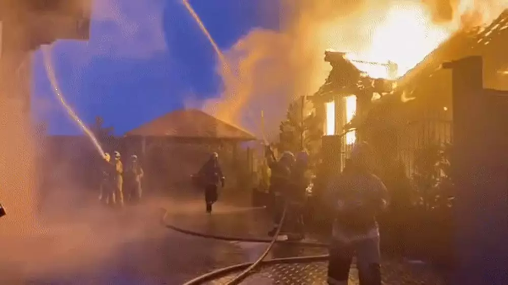 Крупный пожар в Алматы: горел банный комплекс