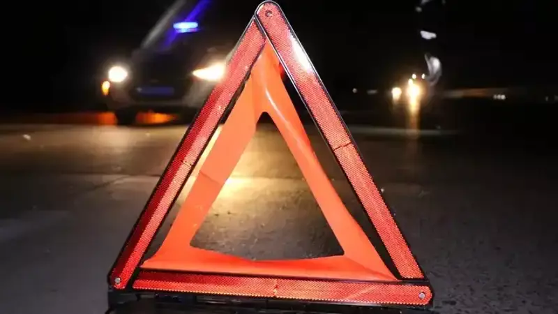 Водитель авто наехал на автобусную остановку в Павлодаре, два человека пострадали
