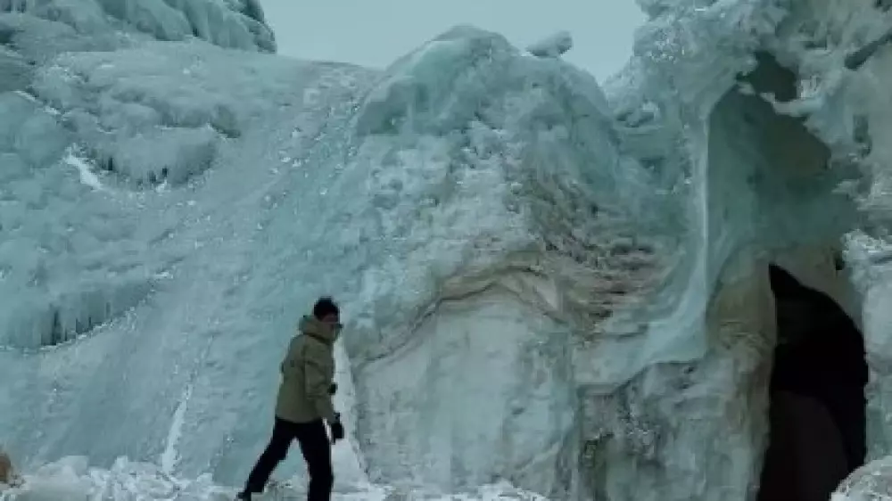 "Представите сколько воды вылилось": ледяную пещеру размером с многоэтажку обнаружили в Экибастузе
