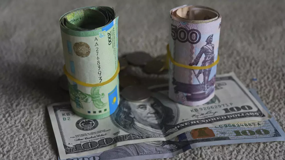 Сколько стоит доллар, евро и рубль в обменниках Казахстана