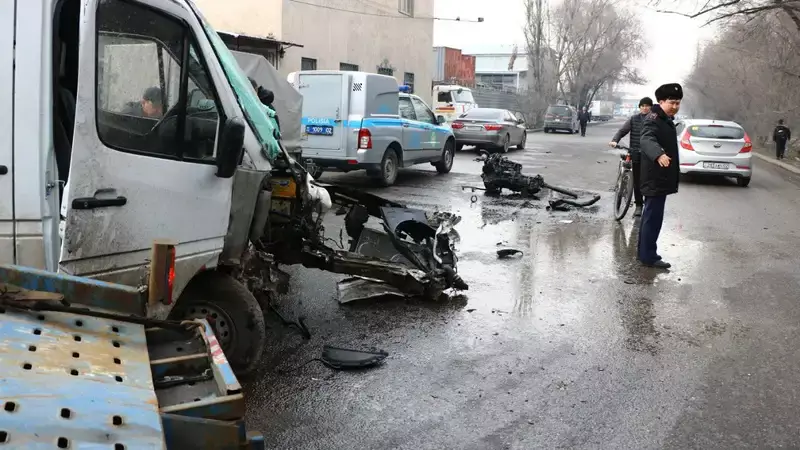 Смертельное ДТП в Алматы: мощный удар разбросал грузовик с легковушкой по дороге