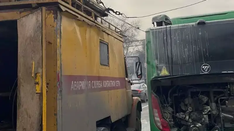 В Алматы загорелся автобус