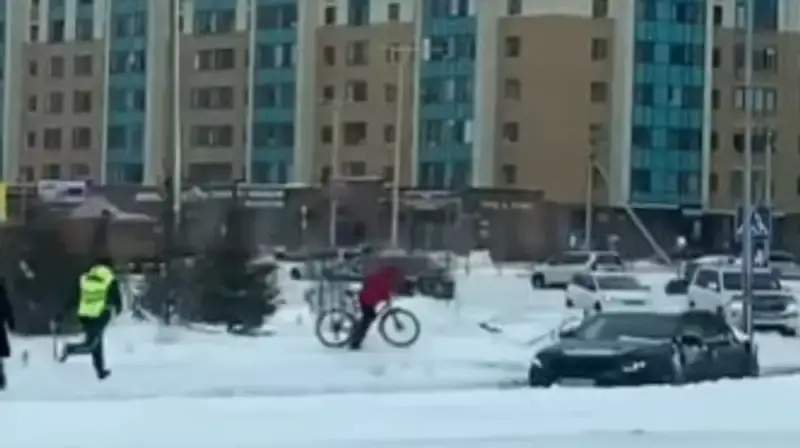 Погоня полицейского за велосипедистом попала на видео в Астане