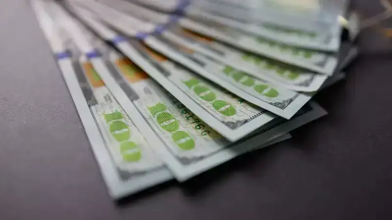 Казахстанцев задержали в Кыргызстане по подозрении в продаже фальшивых долларов
