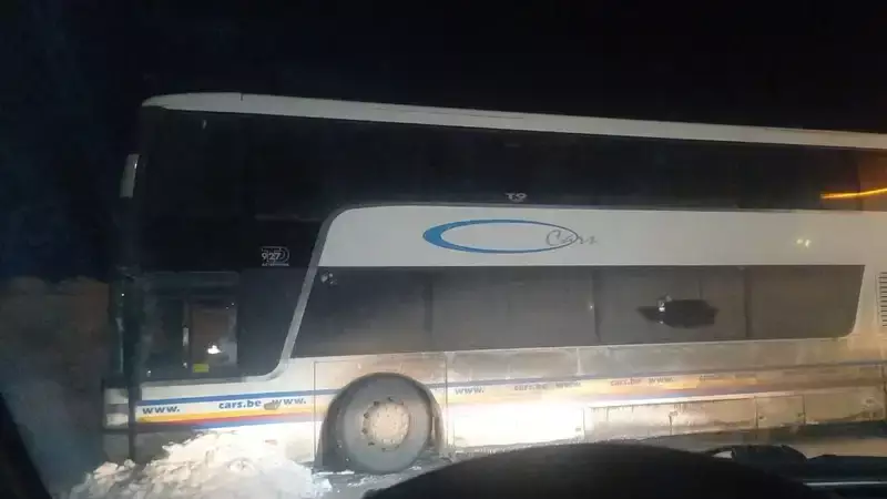 Автобус с иностранцами застрял на трассе в Акмолинской области