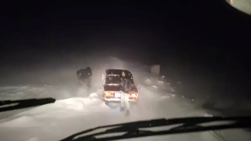 Более 100 автомобилей застряли в снежном плену в Абайской области