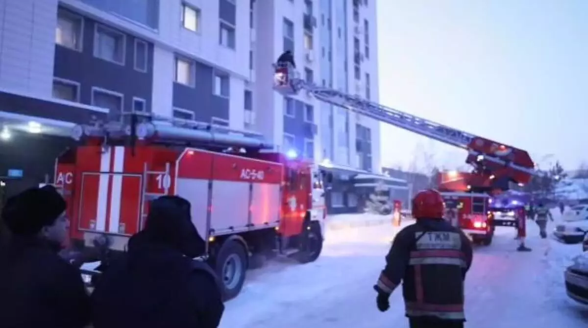 30 человек эвакуировали и троих спасли при пожаре в жилом комплексе Астаны (ВИДЕО)