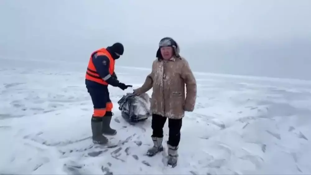 Рыбак оказался один на отколовшейся льдине в Капчагайском водохранилище