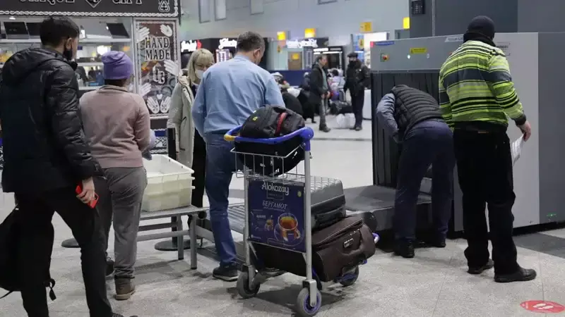 Антисанитария и переполненные залы: навести порядок просят в аэропорту Алматы