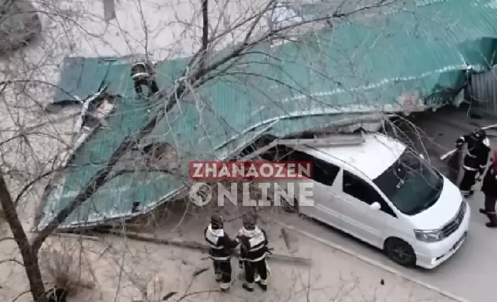 Из-за сильного ветра повредились три автомобиля в Жанаозене
