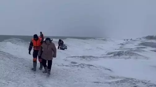 Рыбак едва не погиб на отколовшейся льдине на Капшагае