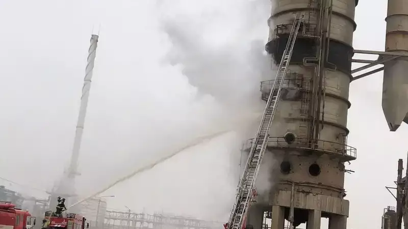Огромная башня с химическими отходами загорелась и рухнула в Актау