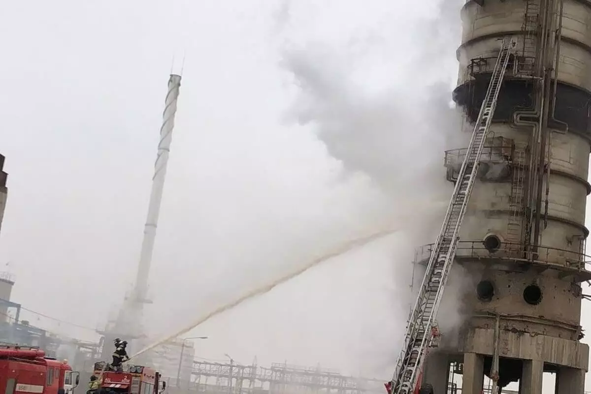 В Актау горела 60-метровая башня с химическими отходами