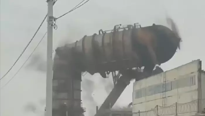 Момент обрушения башни с нефтяными отходами в Мангистау попал на видео
