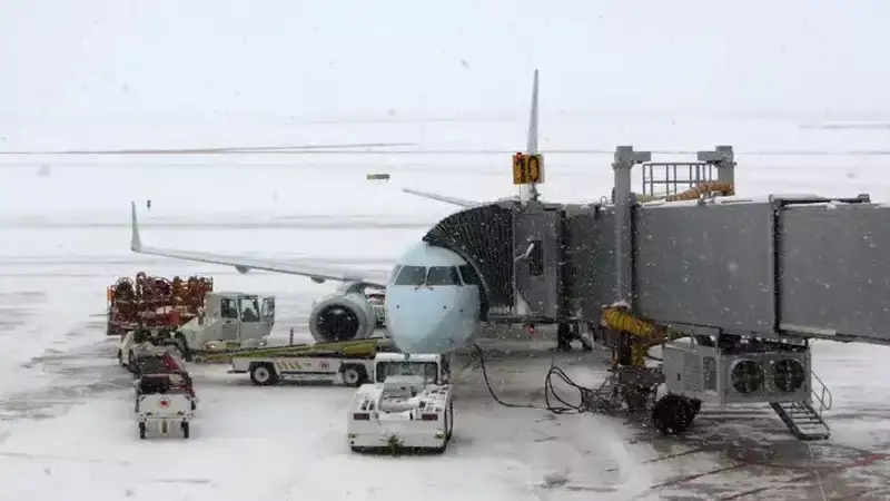 Свыше 700 пассажиров застряли в аэропорту Алматы: в КГА прокомментировали ситуацию