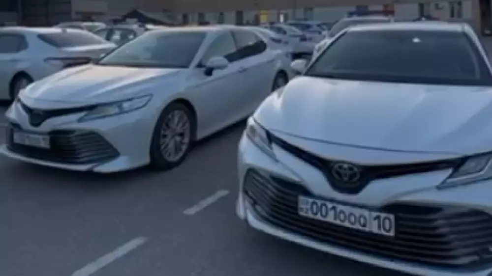 Автомобили-двойники с одинаковыми "блатными" номерами заметили в Шымкенте