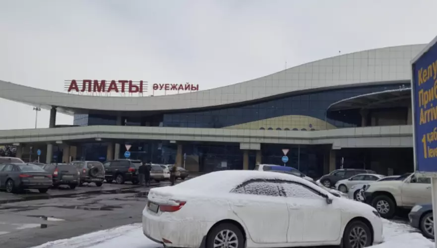 Авиарейсы отменяют в Алматы из-за снегопада