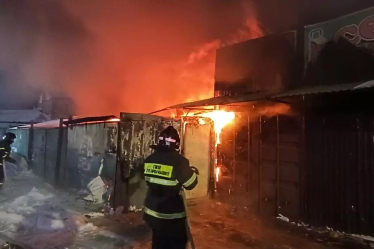 Контейнерные склады загорелись рано утром в Астане