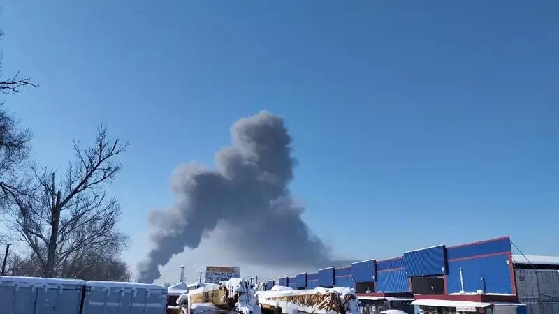 В Алматы горит склад на барахолке