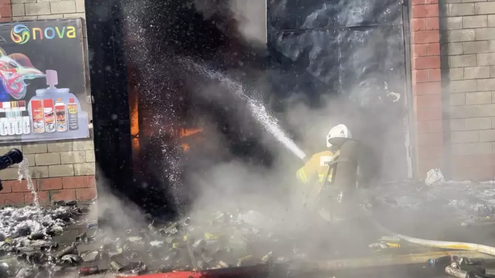 Крупный пожар в Алматы. Спасатели сообщили о взрывоопасных предметах