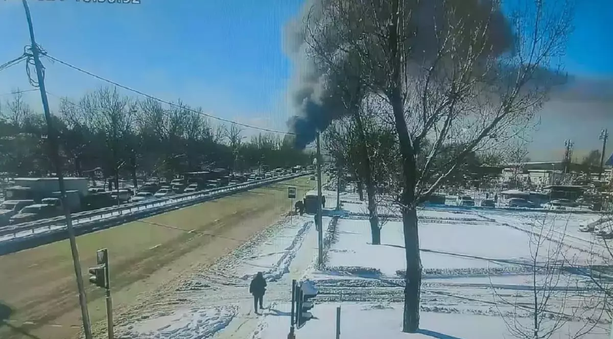 Склад загорелся в районе барахолки в Алматы (видео) 