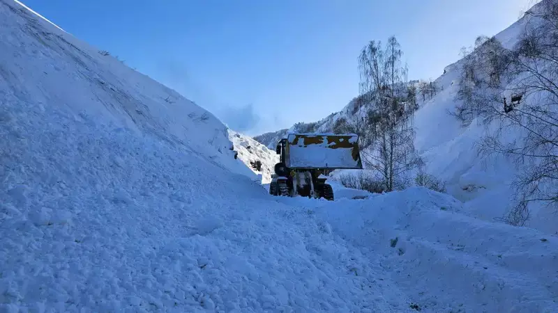 Снежные лавины взрывами спустили в горах Алматинской и Восточно-Казахстанской областях