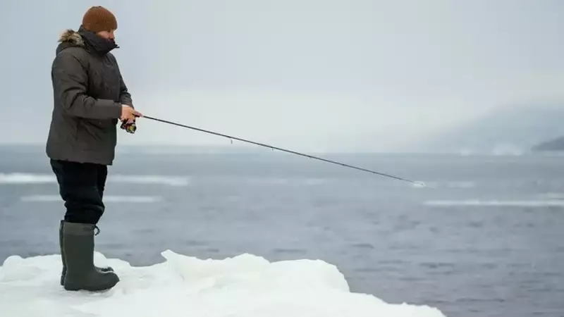 Рыбаков уносит на льдине в открытое море в Сахалинской области