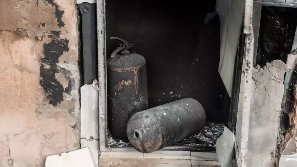ЧП в жилом доме в Караганде: спасатели обнаружили под завалами баллон во взрывном состоянии