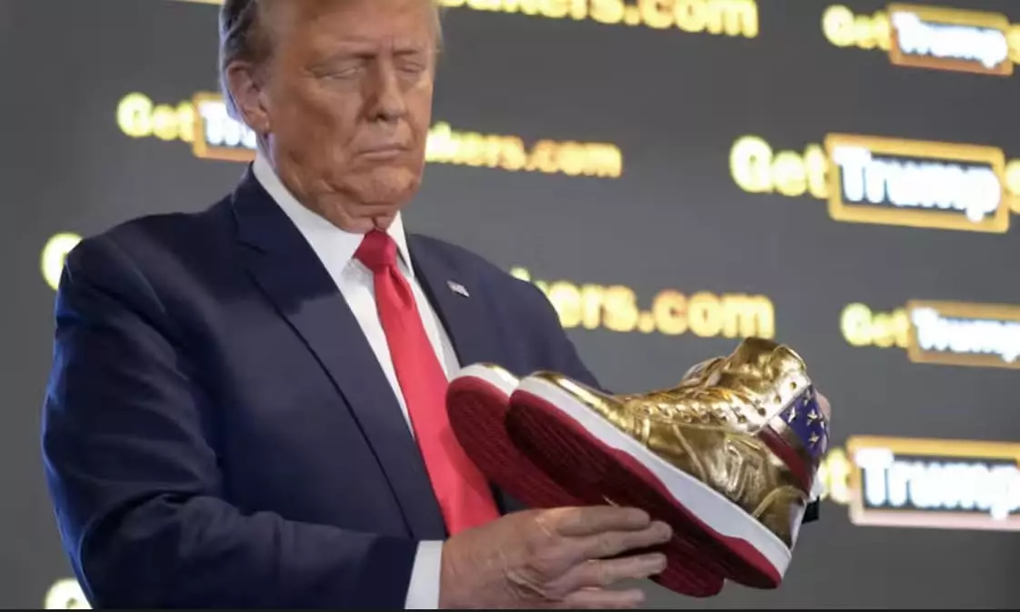 Все золотые кроссовки Трампа раскупили в первый же день