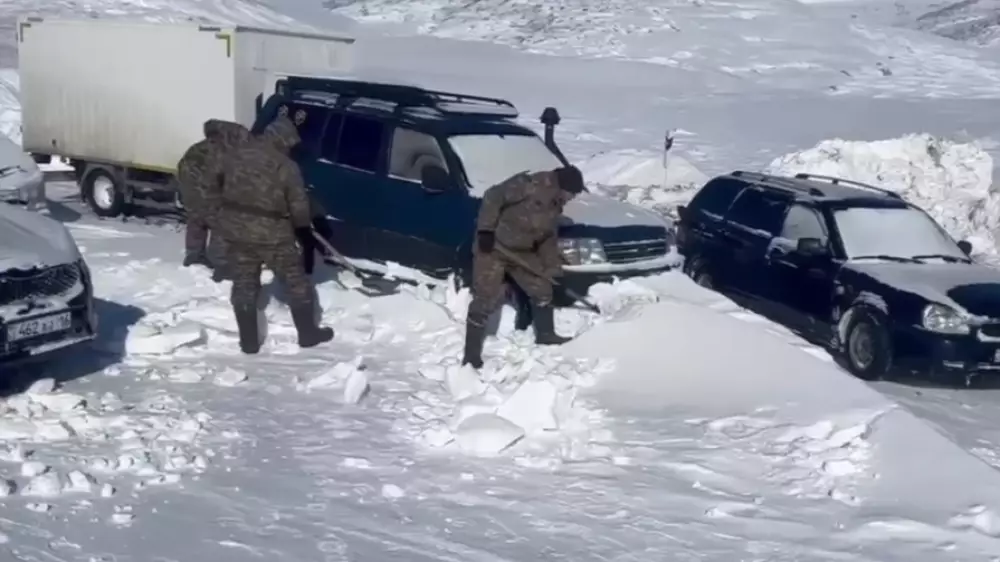 Военные эвакуировали из снежных заносов 120 человек в области Абай
