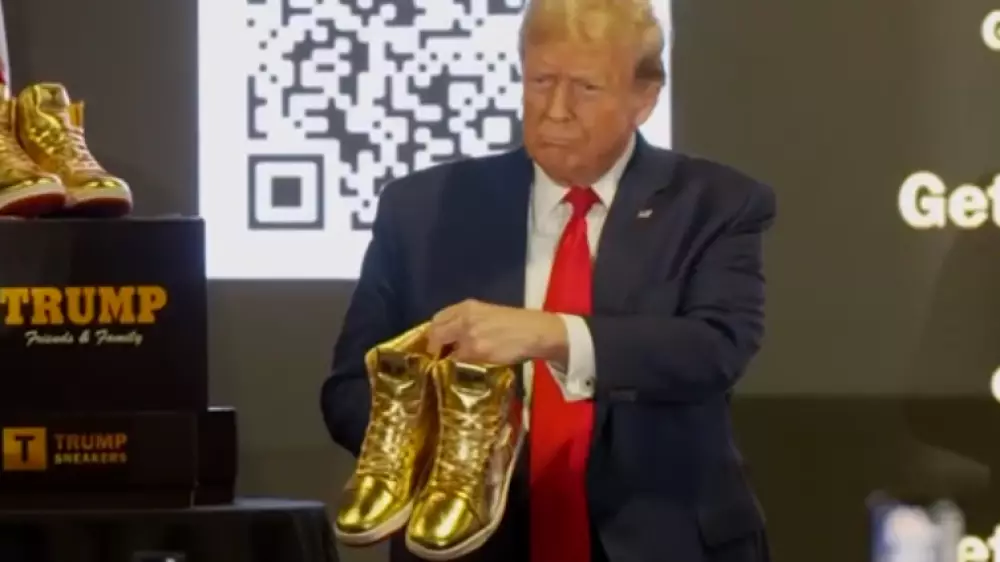 "Никогда не сдавайся": Трамп запустил собственную линию кроссовок