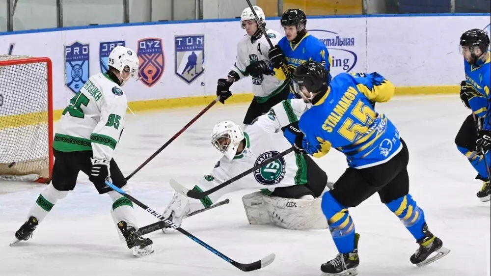 Казахстанские хоккеисты устроили массовую драку в последнем матче сезона