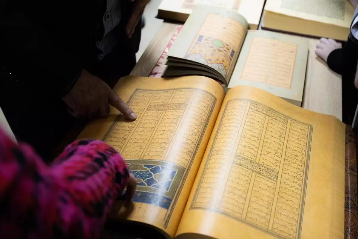 Выставку древних письменных рукописей провели в АIU ученые из Ирана